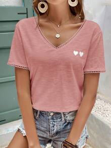 SHEIN Frenchy 愛心刺繡對比蕾絲飾邊V領T恤 - 粉色 - 查看 8