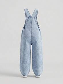 SHEIN Genkimix Kids 女童時尚百搭款幼兒牛仔吊帶褲 春夏秋冬通用 復古淺藍牛仔色 粉色愛心刺繡設計 增添可愛氛圍 胸前大蝴蝶結設計 寬鬆直筒版型 柔軟舒適面料 日常穿著上學通勤 - 淺藍色 - 查看 3