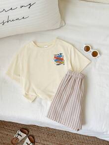 SHEIN 兒童小男孩/小女孩 中性款 2件組 春夏休閒時尚圖案T恤與條紋短褲 套裝 軟萌復古風 - 卡其色 - 查看 2