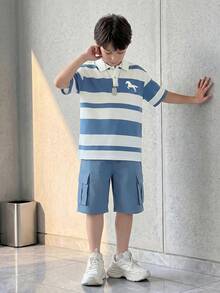 SHEIN Casuvi Kids 男童春夏短袖Polo衫和长裤两件套，时尚针织条纹动物纹印花，休闲舒适大口袋长裤，百搭户外服装 - 彩色 - 查看 3