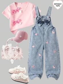 SHEIN Genkimix Kids 女童時尚百搭款幼兒牛仔吊帶褲 春夏秋冬通用 復古淺藍牛仔色 粉色愛心刺繡設計 增添可愛氛圍 胸前大蝴蝶結設計 寬鬆直筒版型 柔軟舒適面料 日常穿著上學通勤 - 淺藍色 - 查看 4