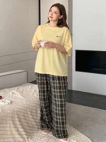 Dazy Petite Plus 大尺碼女款字母印花T恤與格紋睡褲家居服套裝，四季皆宜 - 黃色 - 查看 2