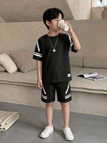 SHEIN Casuvi Kids Tween 男童夏季舒适透气休闲运动简约印花 T 恤和短裤 2 件套 - 黑色 - 查看 5