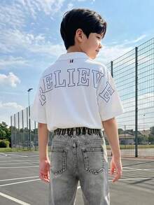 Casuvi Kids 青少年男孩寬鬆休閒學院風舒適時尚極簡實用百搭柔軟短袖領口白色襯衫，背面 BELIEVE 大字母圖案設計，適合秋冬春夏，適用於日常穿著、戶外玩耍、運動、學校、街頭風、派對與居家休閒 - 白色 - 查看 1