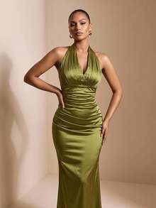 Glamrae Elegante vestido de noche de satén brillante verde oliva, minimalista y sofisticado, con cuello halter, escote en V, cintura favorecedora, plisado y estilo sirena para mujer, adecuado para citas, vacaciones en la playa, bodas, despedidas de soltera, graduaciones y fiestas de regreso a casa - Verde Oscuro - Ver 3