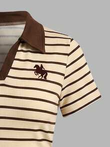 青少年條紋套裝，V領 Polo 領短袖上衣，米色底色配棕色滾邊與棕色條紋，左胸飾有精緻圖案，下身為配套條紋短褲，整體色調柔和協調，簡約且帶有復古學院風，清新俐落，適合日常穿著，返校季 - 彩色 - 查看 6