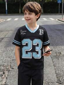 Casuvi Kids 青少年男孩 V 領 23# 運動短袖 T 恤，前胸 23 號紋理印花與 American B 字母字體設計，淺藍對比領口與袖口，運動美式休閒學院風，適合街頭穿搭、運動、校園等場合 - 彩色 - 查看 5