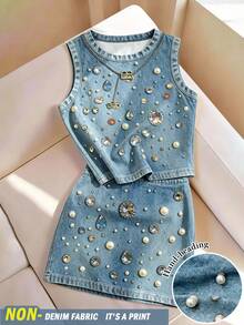 SHEIN PETITE 2026 Novo Conjunto de 2 Peças com Regata de Gola Redonda Sem Mangas com Estampa Falsa 3D de Denim + Saia com Estampa Falsa de Denim, Roupa Artesanal com Contas, Conjunto Casual Azul de 2 Peças, Estampa Falsa de Denim, Casual de Rua, Estilo Vintage Americano, Adequado para Uso Diário, Passeios Casuais, Férias, Looks de Verão, Ajuste Emagrecedor Primavera/Verão - Multicolorido - Visão 1