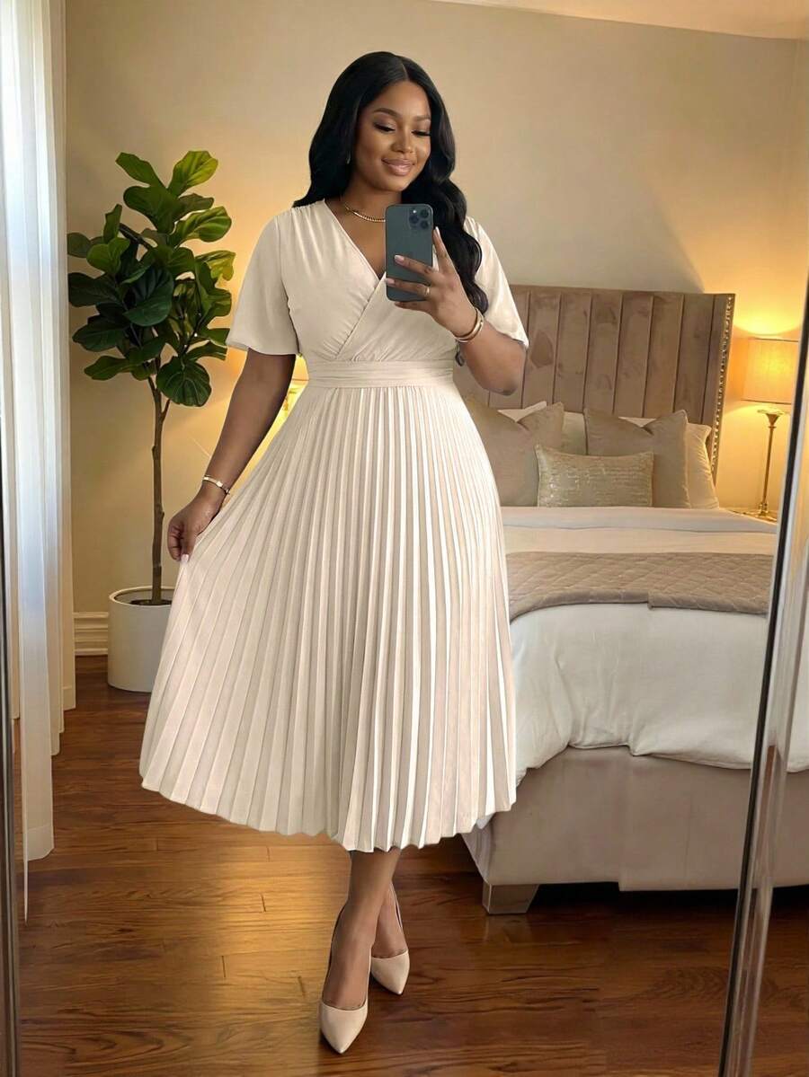 SHEIN Lady 女款杏色大尺碼經典V領百褶中長洋裝 短袖 簡約休閒風 - 杏色 - 查看 1
