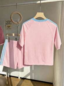 SHEIN 少女 T-shirt 套裝，運動風，粉色與深綠色拼接短袖 T-shirt 與短褲套裝，夏季寬鬆修身設計，輕量面料，適合日常穿著、休閒運動或搭配穿搭 - 粉色 - 查看 2