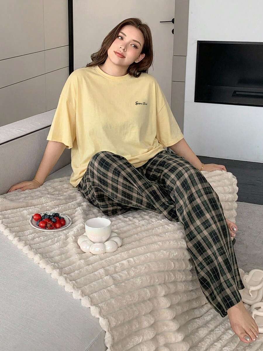 Dazy Petite Plus 大尺碼女款字母印花T恤與格紋睡褲家居服套裝,四季皆宜 - 黃色 - 查看 1
