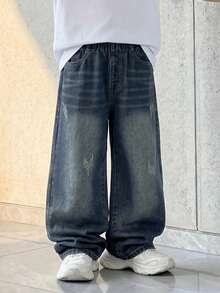 SHEIN Casuvi Kids Denimly Tween 男童宽松直筒牛仔裤。学院风休闲日常复古街头时尚推荐。复古水洗深蓝色个性风。搭配后袋，尽显街头酷感。宽松舒适。适合外出、休闲、校园日常穿着。衣橱必备的经典百搭时尚单品 - 深色水洗藍 - 查看 5