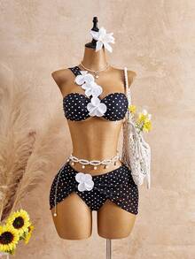 Bonvoyette Conjunto de traje de baño de 3 piezas para mujer, estilo minimalista elegante romántico casual sexy dulce lindo de moda para verano playa vacaciones, estampado básico versátil de lunares blanco y negro, decoración de flores 3D, diseño de cuello asimétrico estilo bandeau, minifalda ajustada de media pierna, adecuado para playa, resort, spa, festival de música, luna de miel y ocasiones de vacaciones casuales - Blanco y Negro - Ver 2