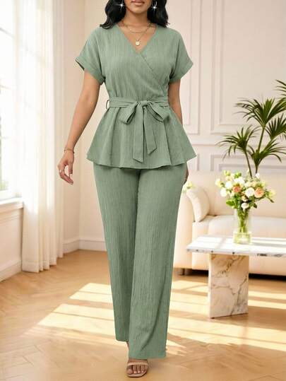 SHEIN Lady طقم نسائي كاجوال من قطعتين بلون موحد، قميص بياقة V متداخلة وأكمام قصيرة مع بنطال