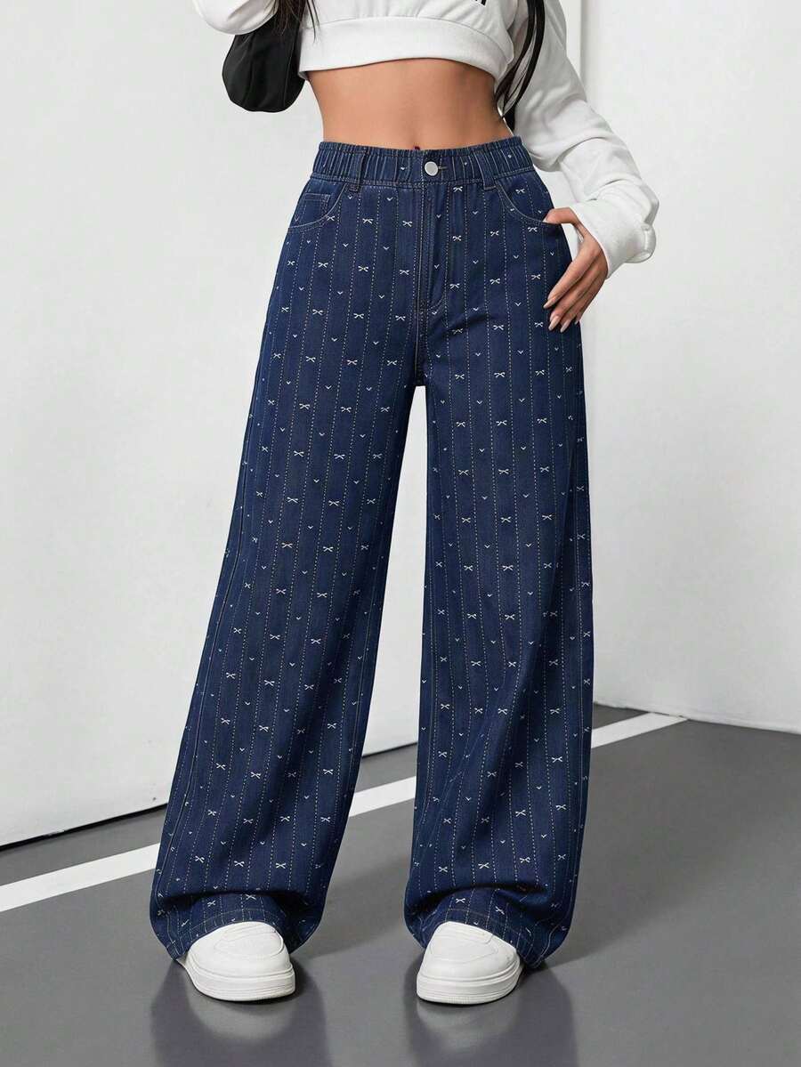 SHEIN Jeans de mezclilla casuales de moda dulce para niñas con moño, corazón y rayas de jacquard, cómodos de pierna ancha, cintura elástica plana, diseño de bolsillos, adecuados para el uso diario de niñas - Azul lavado oscuro - Ver 1