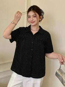 Dazy Plus 韓系時尚波點滿版印花POLO衫 短袖黑色大尺碼女款 春夏T恤 - 黑色 - 查看 1