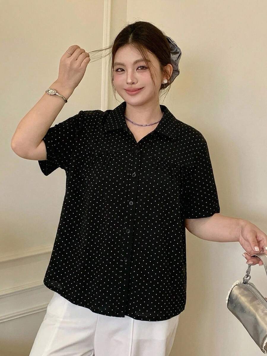 Dazy Plus 韓系時尚波點滿版印花POLO衫 短袖黑色大尺碼女款 春夏T恤 - 黑色 - 查看 1