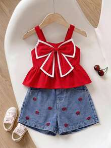SHEIN Playful Pals 少女甜美風蝴蝶結肩帶紅色上衣 & 藍色牛仔短褲套裝，紅白色滾邊大收腰荷葉邊上衣，蝴蝶結刺繡牛仔短褲，少女休閒日常穿搭 - 紅色 - 查看 2