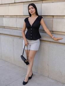 Andrea Bello 法式復古黑色夏季女款短袖襯衫，直條紋紋理拼接荷葉邊、木鈕扣、花瓣袖 - 黑色 - 查看 1