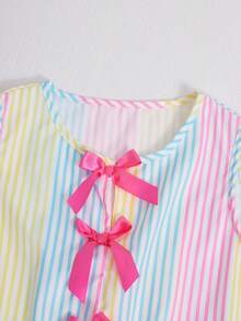 Conjunto de 2 peças para menina com riscas arco-íris, estilo enérgico e doce. Top sem mangas com folhos e três laços cor-de-rosa, calças largas a condizer com riscas, cintura alta para ajuste justo e efeito alongador. Tecido leve, paleta de cores macaron fresca para um visual juvenil e divertido, adequado para escola, viagens, primavera e verão, conjunto versátil - Multicolorido - Ver 5
