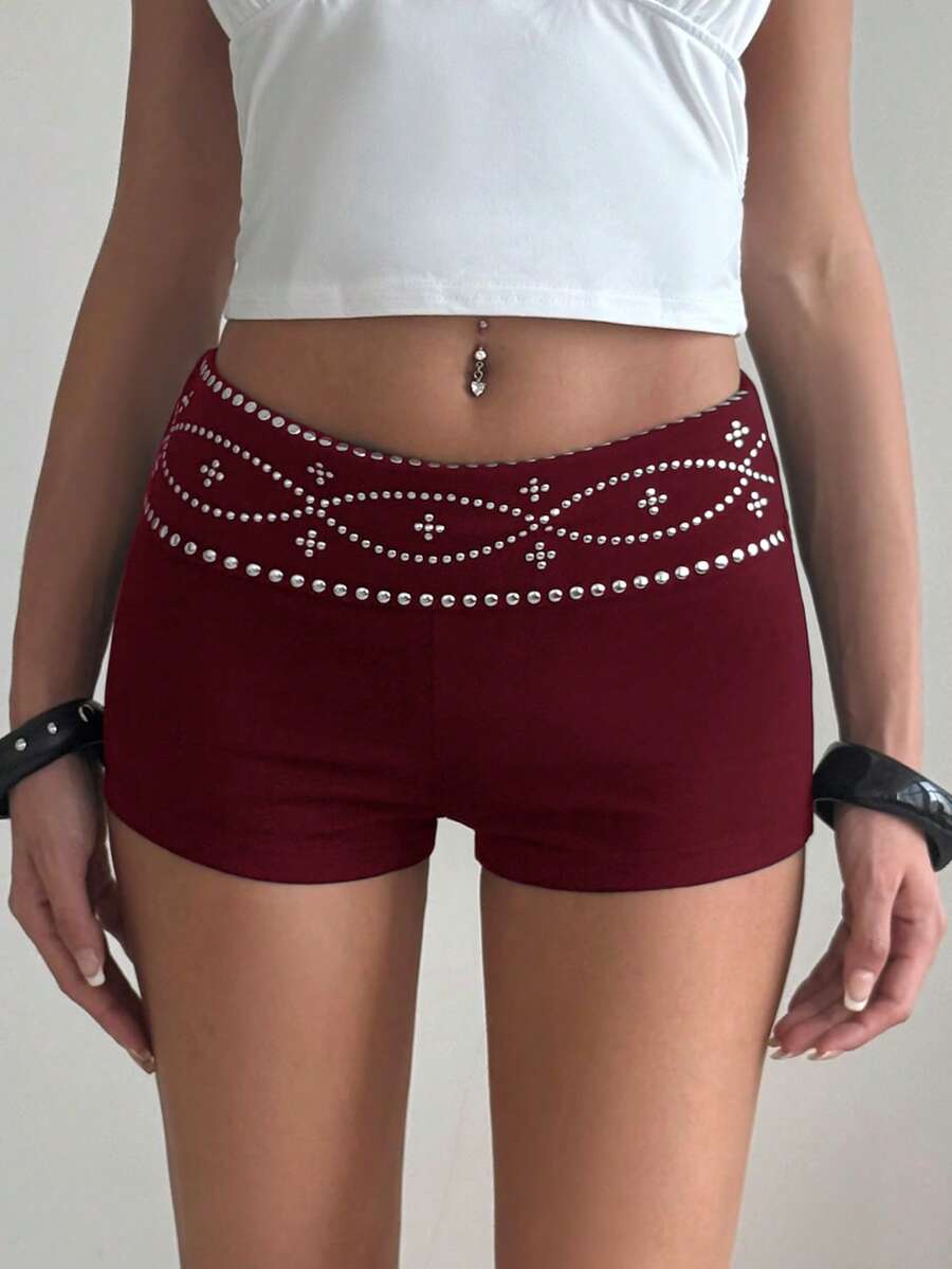 SHEIN BAE Summer Women's Iron-On Patch Pure Black Knit Shorts, Perfect For Casual Outings, Girls' Gatherings, Music Festivals, Party Layering. Black Dress, Black Iron-On Patch Shorts, Women's Casual Black Shorts, Black Shorts - Burgundy - View 1