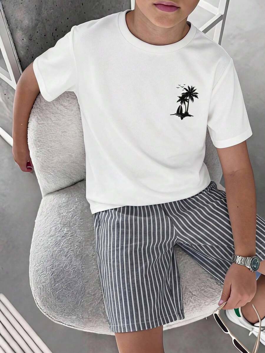 SHEIN 2件組兒童青少年男孩新款休閒簡約學院風度假風條紋King圓領短袖T恤與短褲套裝，適合夏季街頭風、日常穿著、外出、居家、度假，春夏時尚舒適穿搭，可疊穿，時尚休閒運動風數位圖案T恤，開學季返校服