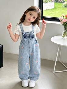 SHEIN Genkimix Kids 女童時尚百搭款幼兒牛仔吊帶褲 春夏秋冬通用 復古淺藍牛仔色 粉色愛心刺繡設計 增添可愛氛圍 胸前大蝴蝶結設計 寬鬆直筒版型 柔軟舒適面料 日常穿著上學通勤 - 淺藍色 - 查看 2