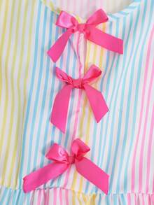Conjunto de 2 peças para menina com riscas arco-íris, estilo enérgico e doce. Top sem mangas com folhos e três laços cor-de-rosa, calças largas a condizer com riscas, cintura alta para ajuste justo e efeito alongador. Tecido leve, paleta de cores macaron fresca para um visual juvenil e divertido, adequado para escola, viagens, primavera e verão, conjunto versátil - Multicolorido - Ver 8