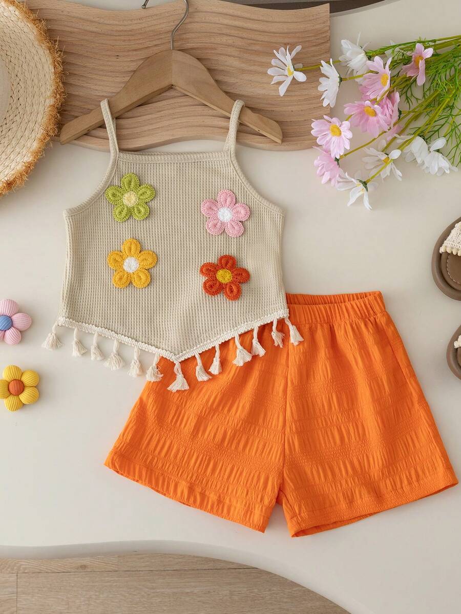 SHEIN 少女夏季熱帶風情套裝,度假休閒風,3D彩色花卉裝飾與活潑流蘇下擺上衣搭配橘色皺褶短褲,適合海灘度假、公園出遊或居家日常穿著,輕鬆打造活力熱帶風OOTD - 橘色 - 查看 1