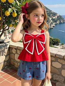 SHEIN Playful Pals 少女甜美風蝴蝶結肩帶紅色上衣 & 藍色牛仔短褲套裝，紅白色滾邊大收腰荷葉邊上衣，蝴蝶結刺繡牛仔短褲，少女休閒日常穿搭 - 紅色 - 查看 1
