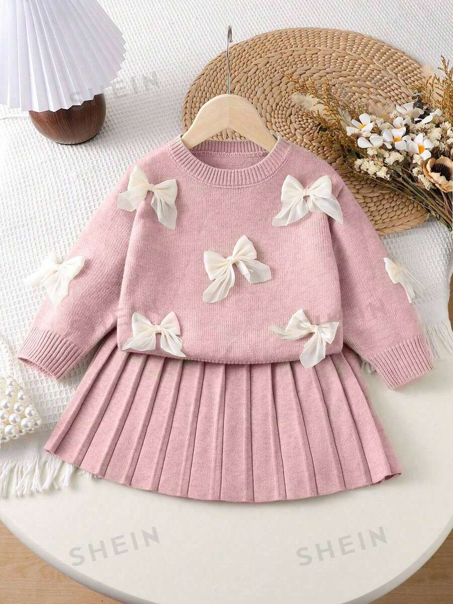 SHEIN Playful Pals 女童燕麥色手工歐根紗蝴蝶結圓領落肩長袖套頭針織衫 + 成套百褶裙,柔軟舒適,適合日常穿著、外出、旅行、度假、居家、托兒所與玩耍 - 粉色 - 查看 1