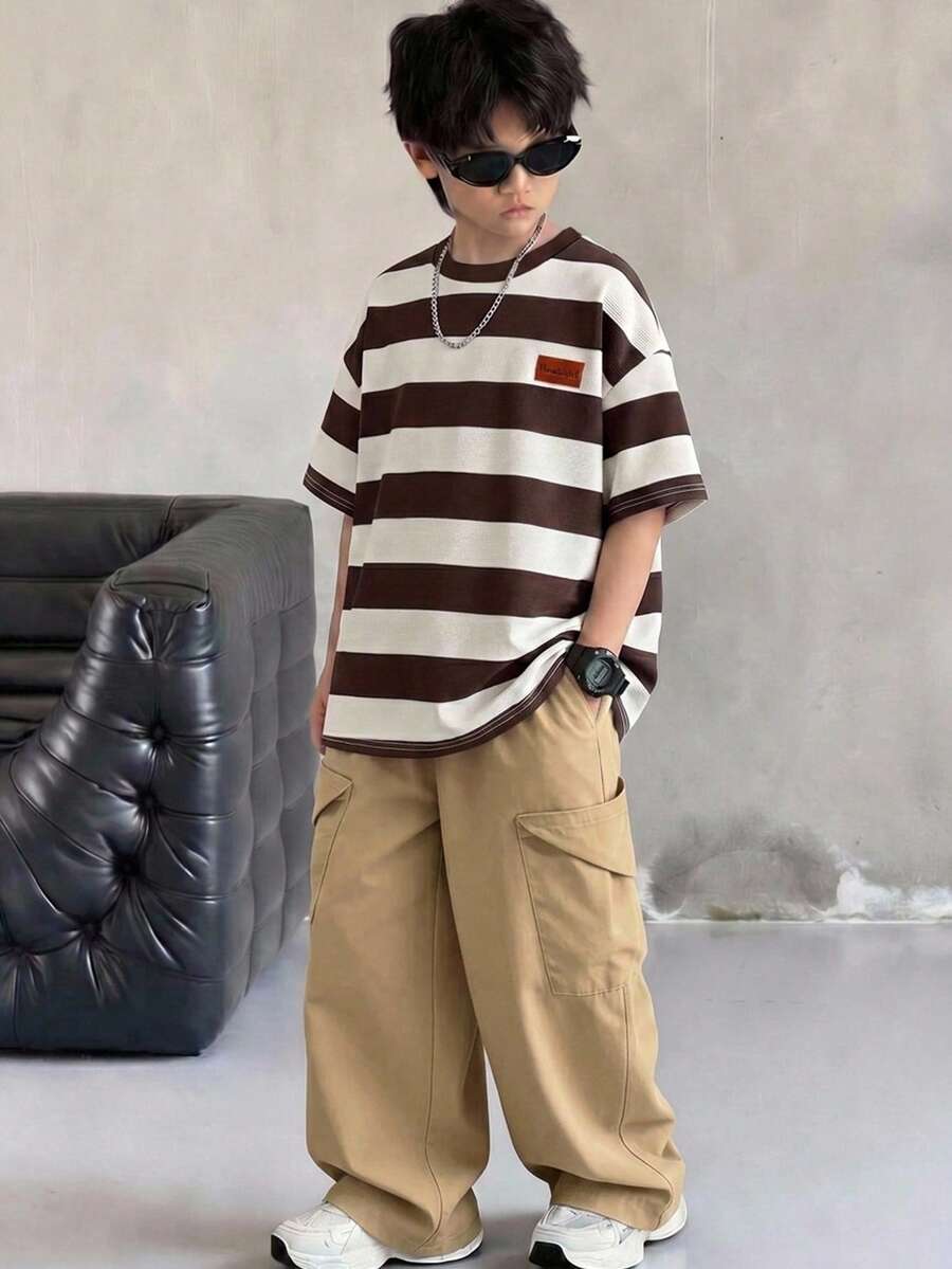 SHEIN Little Byeori 2件組兒童青少年男孩休閒舒適條紋圓領短袖寬鬆T恤與寬鬆貼袋直筒長褲套裝,Y2K風格,適合春/夏,外出、情人節、約會、旅行、度假、聚會、返校、運動 - 棕色 - 查看 1