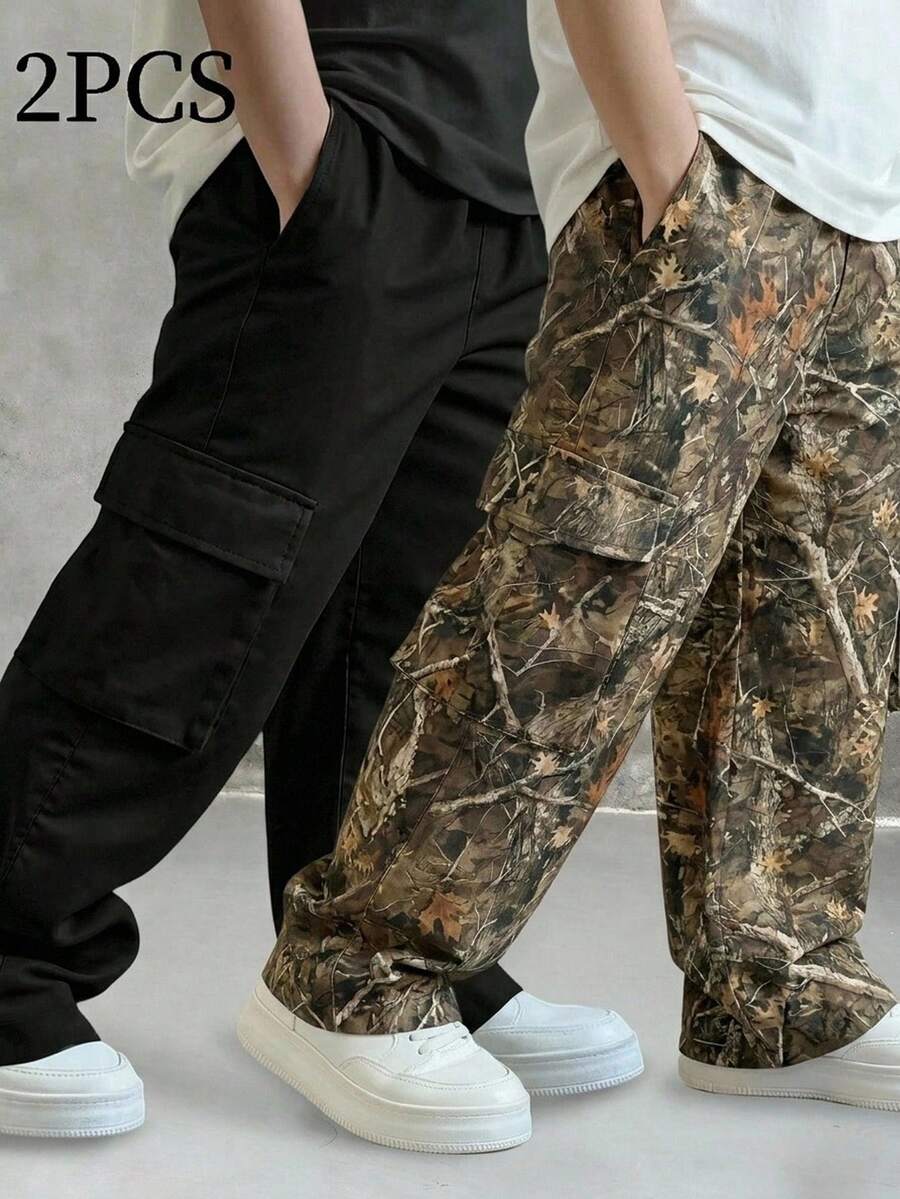 SHEIN 2件組小男孩休閒運動可愛日常舒適街頭風百搭印花直筒長褲與黑色純色口袋工裝褲,適合外出、上學、日常聚會,四季皆宜 - 彩色 - 查看 1