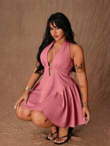 Rustia Gaun Ukuran Plus Minimalis Seksi dengan Desain Fashion Menggoda, Leher Halter V Dalam, Ikat Pinggang, dan Efek Melangsingkan - Dusty Pink - View 7