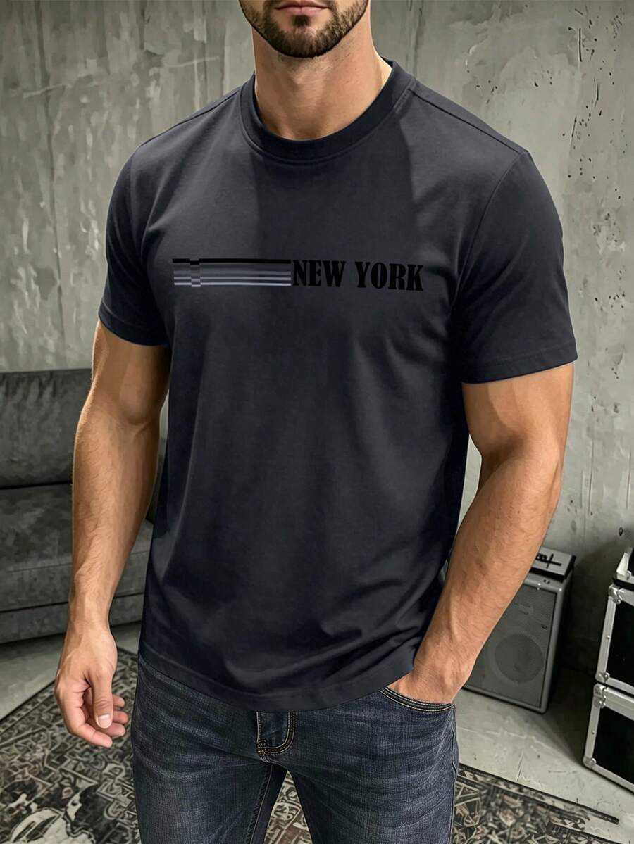 NEOREFINED 成熟休閒復古條紋 NEW YORK 字母印花深灰色休閒圓領短袖T恤 - 深灰色 - 查看 1