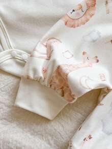 SHEIN Vintaside Kids 新生兒男嬰春秋四季通用寬鬆針織米白色信封領長袖連身衣與尿褲2件套，舒適柔軟可愛森系簡約清新；適中厚度，身上印有長頸鹿、木馬、搖鈴等圖案；休閒、幼兒、派對、滿月慶祝 - 杏色 - 查看 5