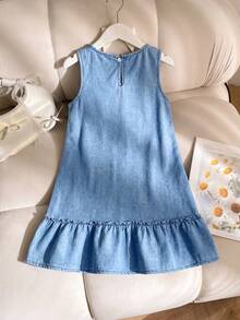SHEIN Gaun Denim Biru Muda Pudar Tanpa Lengan dengan Bordir Pita untuk Anak Perempuan, Gaya Putri Manis Kasual Elegan dengan Hiasan Ruffle - Medium Wash - View 3