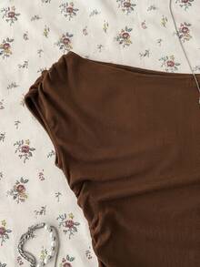 SHEIN Camiseta casual de unicolor con hombro asimétrico, plisada y acanalada, de ajuste ceñido para adolescentes - Café integral - Ver 4