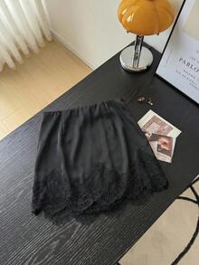 Muvela 女款優雅緞面蕾絲拼接時尚百褶迷你裙 - 黑色 - 查看 2