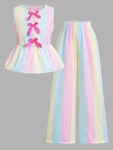 Conjunto de 2 peças para menina com riscas arco-íris, estilo enérgico e doce. Top sem mangas com folhos e três laços cor-de-rosa, calças largas a condizer com riscas, cintura alta para ajuste justo e efeito alongador. Tecido leve, paleta de cores macaron fresca para um visual juvenil e divertido, adequado para escola, viagens, primavera e verão, conjunto versátil - Multicolorido - Ver 6
