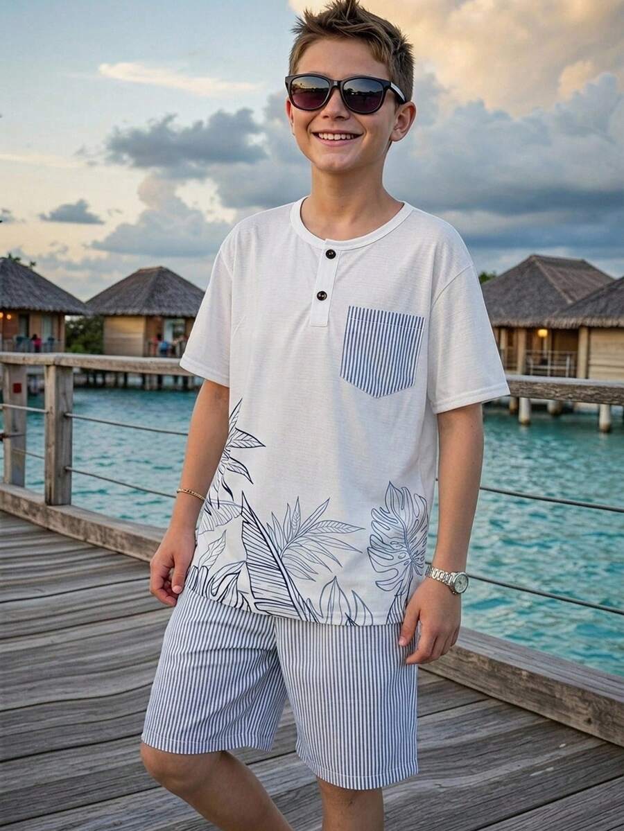SHEIN 兒童青少年男孩休閒學院風度假圓領短袖T恤配椰子樹印花及彈性腰帶條紋梭織口袋短褲實用套裝 開學季男孩套裝 適合生日派對、派對、表演、婚禮、洗禮、開學、日常、學校、旅行、運動、春夏季 - 藍色 - 查看 1