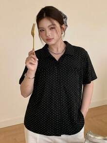 Dazy Plus 韓系時尚波點滿版印花POLO衫 短袖黑色大尺碼女款 春夏T恤 - 黑色 - 查看 2