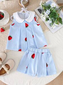 SHEIN Vintaside Kids 女嬰清新藍白條紋草莓印花荷葉領無袖上衣 + 短褲 2件套 | 歐美風學院風兒童夏季套裝。經典彼得潘領設計，搭配清爽藍白條紋面料，充滿夏日活力；點綴甜美草莓印花，搭配前褶縫剪裁 - 彩色 - 查看 4