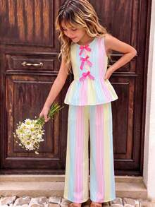 Conjunto de 2 peças para menina com riscas arco-íris, estilo enérgico e doce. Top sem mangas com folhos e três laços cor-de-rosa, calças largas a condizer com riscas, cintura alta para ajuste justo e efeito alongador. Tecido leve, paleta de cores macaron fresca para um visual juvenil e divertido, adequado para escola, viagens, primavera e verão, conjunto versátil - Multicolorido - Ver 1