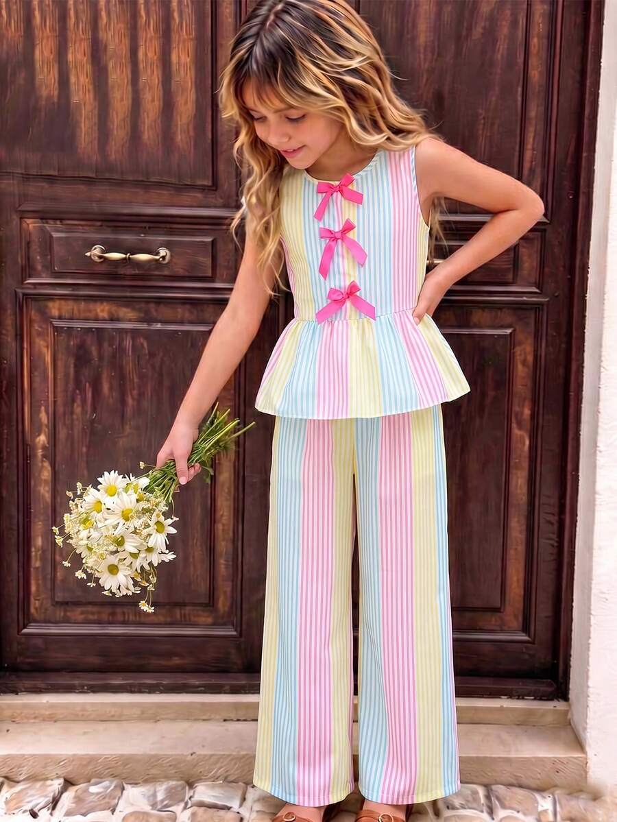 Conjunto de 2 peças para menina com riscas arco-íris, estilo enérgico e doce. Top sem mangas com folhos e três laços cor-de-rosa, calças largas a condizer com riscas, cintura alta para ajuste justo e efeito alongador. Tecido leve, paleta de cores macaron fresca para um visual juvenil e divertido, adequado para escola, viagens, primavera e verão, conjunto versátil - Multicolorido - Ver 1