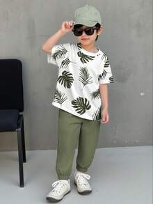 SHEIN 2 件套年轻男孩度假休闲花卉印花 T 恤和纯色裤子套装 - 軍綠色 - 查看 3