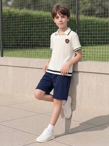 Casuvi Kids 男童两件套：针织纹理 Polo 领短袖 T 恤，饰有撞色条纹，搭配梭织休闲短裤。美式休闲复古学院风，适合春夏日常穿着。 - 藏蓝色 - 查看 4