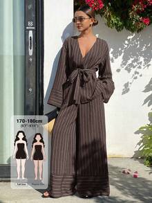 Dazy Tall Conjunto casual de vacaciones de dos piezas con camisa de cintura ceñida a rayas y pantalones rectos holgados para mujer - Marrón - Ver 1