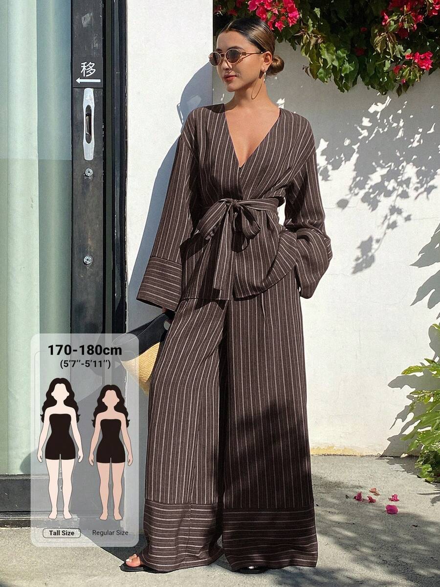 Dazy Tall Conjunto casual de vacaciones de dos piezas con camisa de cintura ceñida a rayas y pantalones rectos holgados para mujer - Marrón - Ver 1