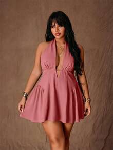 Rustia Gaun Ukuran Plus Minimalis Seksi dengan Desain Fashion Menggoda, Leher Halter V Dalam, Ikat Pinggang, dan Efek Melangsingkan - Dusty Pink - View 5